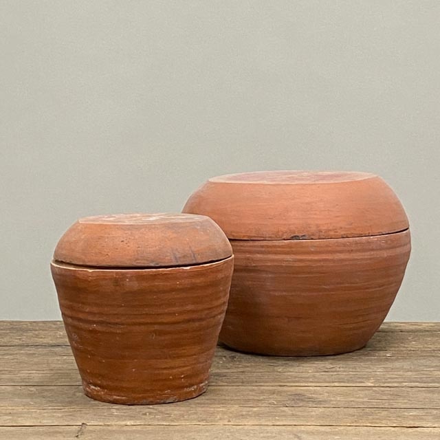 Terracotta pots with lid