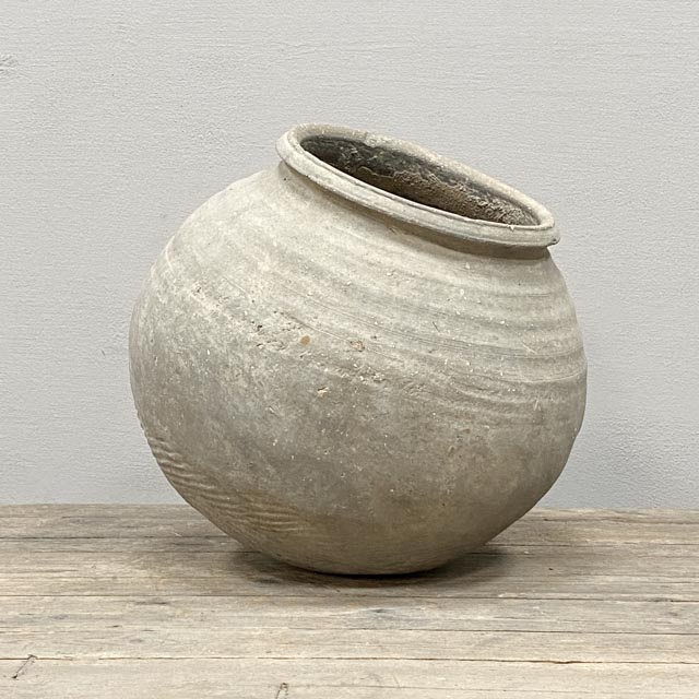 Round grey Han dynasty pot