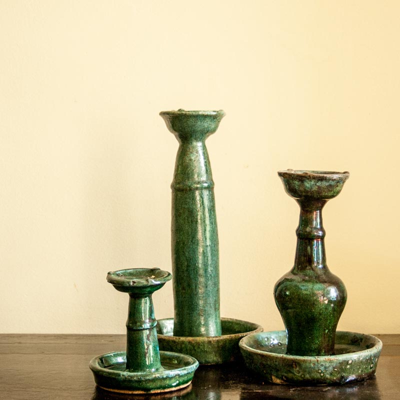 Bougeoirs turquoise en céramique chinoise de différentes tailles dans un état patiné