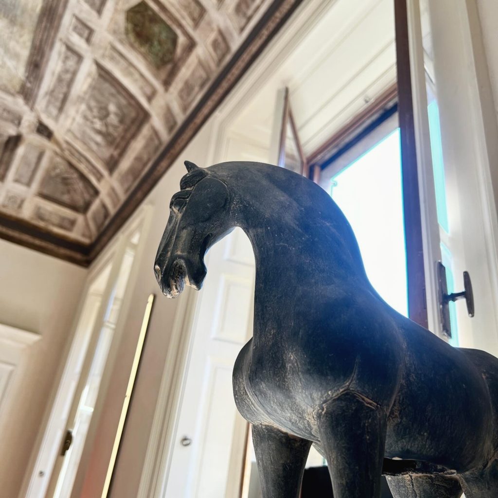 Op de Tang-dynastie geïnspireerd paardenbeeld in de showroom van Conte Casa.